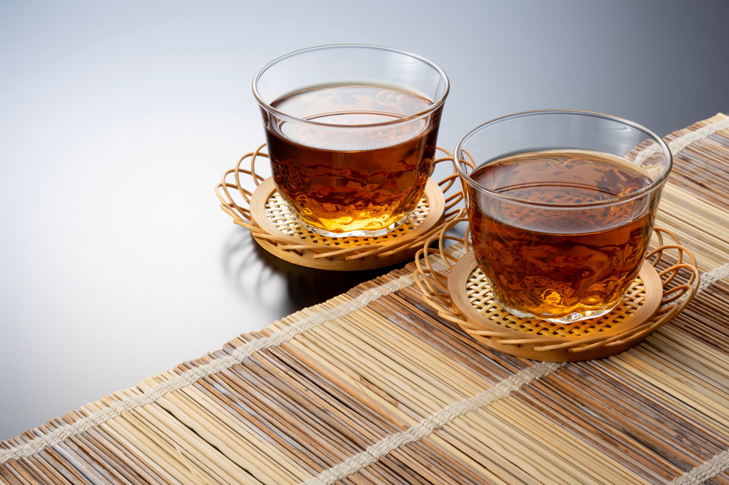 カップに入った2杯の麦茶