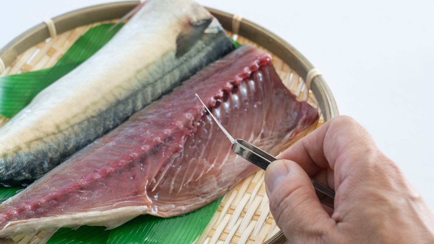 魚の切り身から骨を抜いている様子
