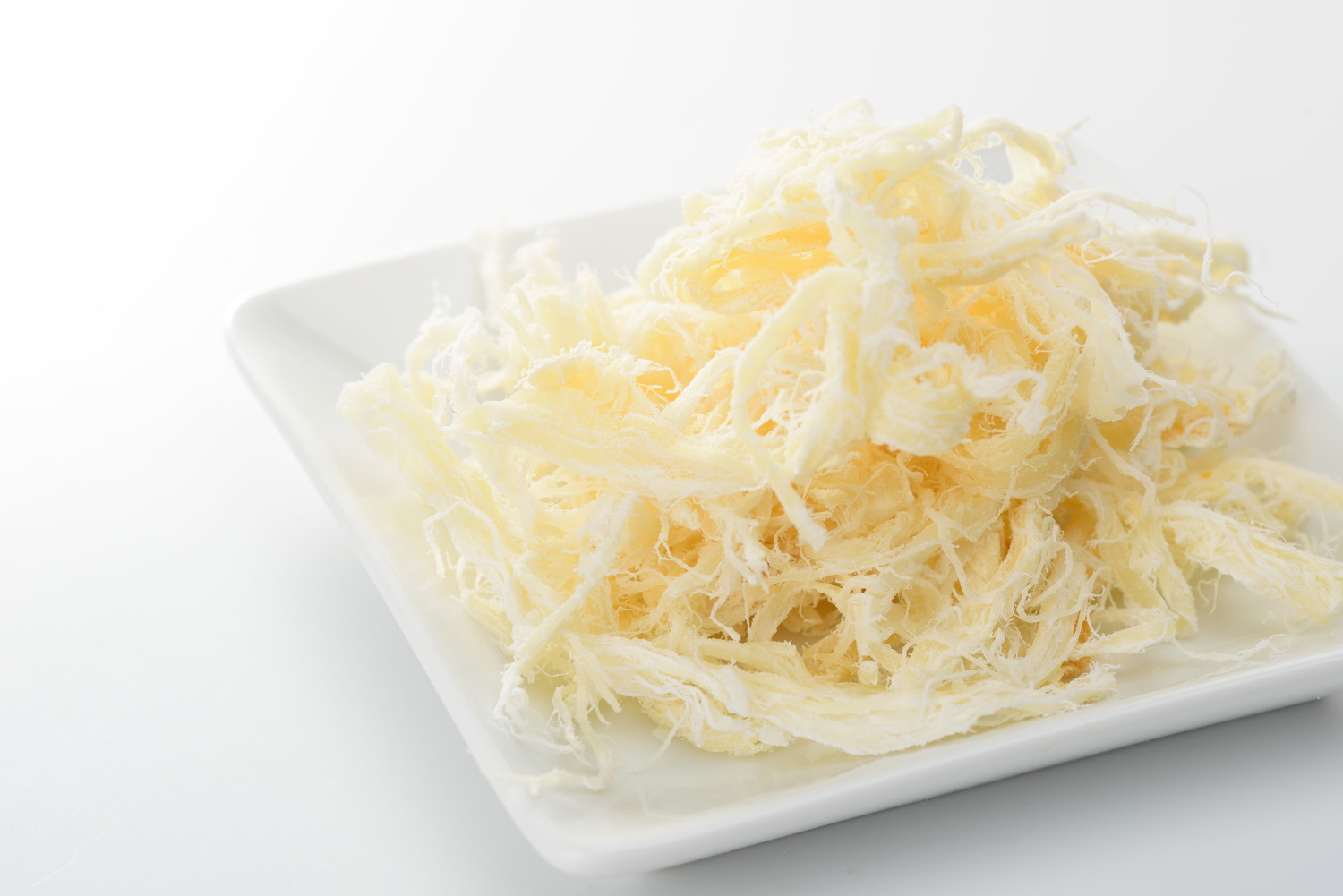 白いお皿の上にのったさきいか