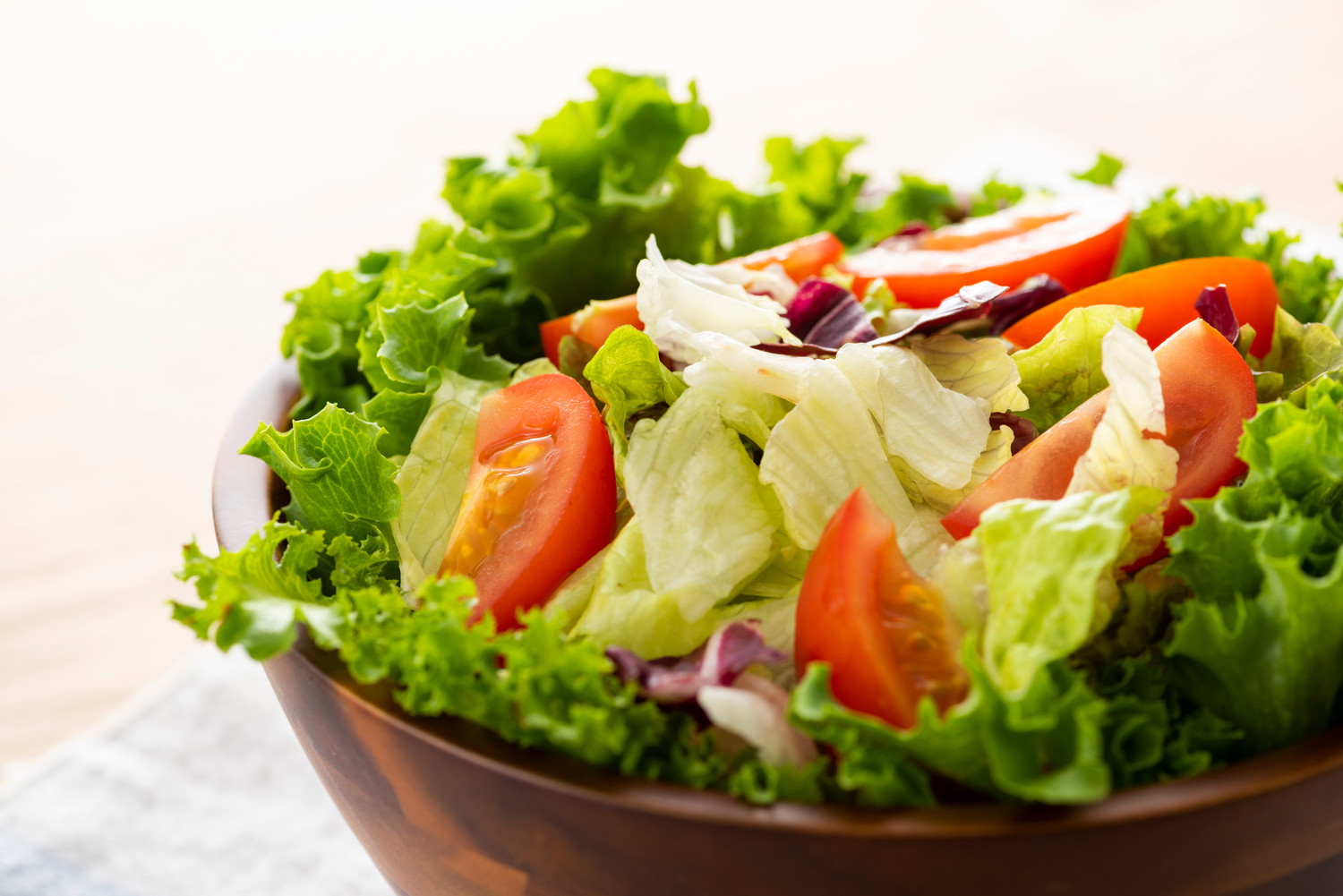 生野菜をカットして作られたボウルいっぱいのサラダ