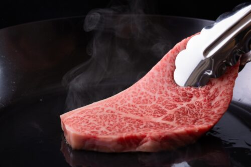 フライパンで焼く牛肉