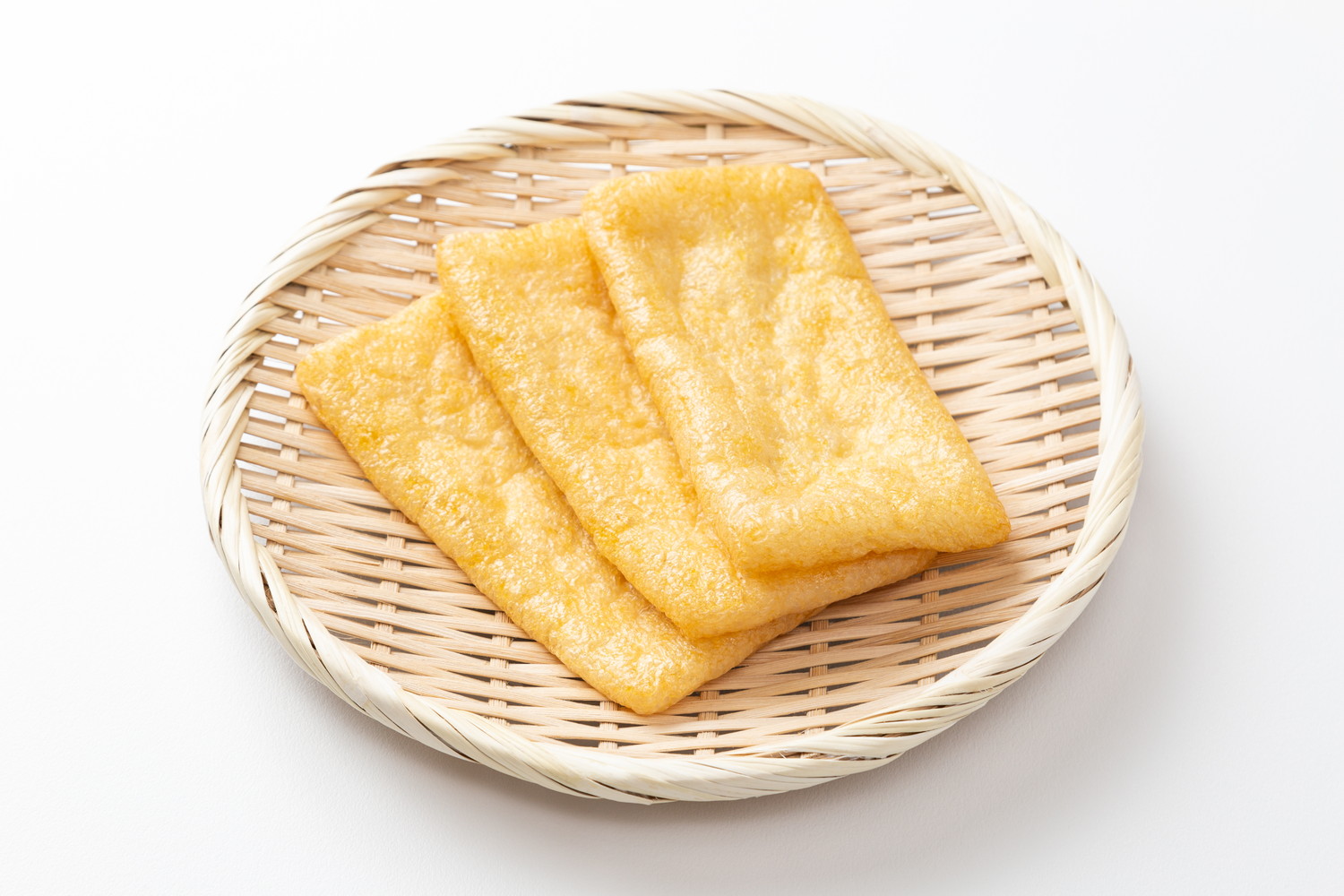 ざるの上に並べられた3枚の油揚げ