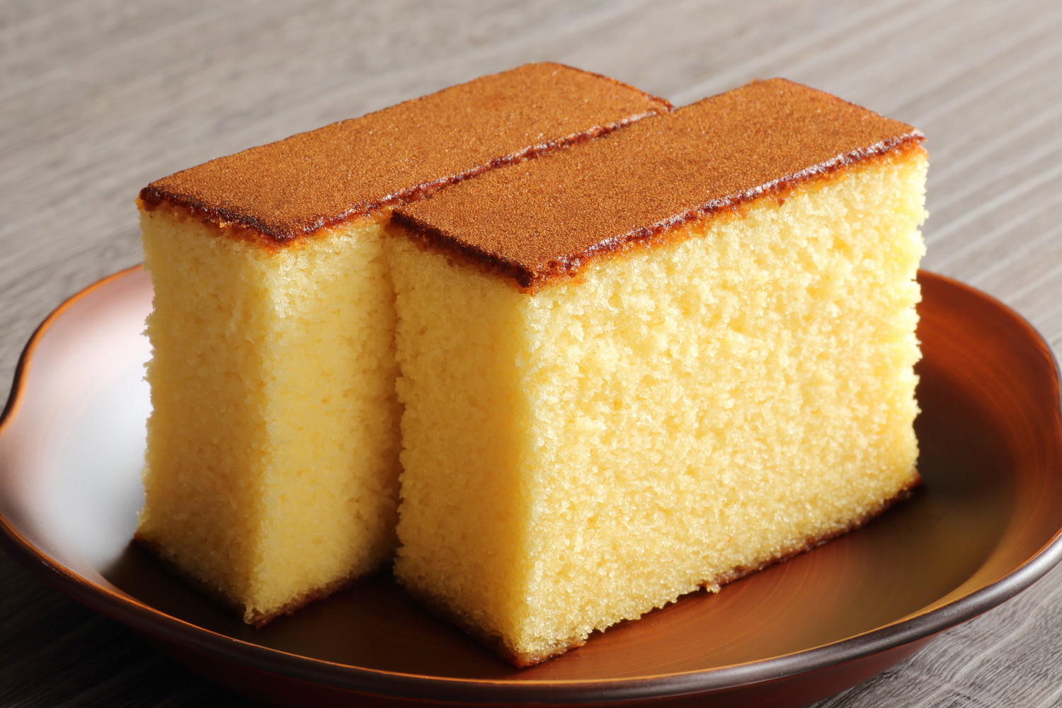 お皿に置かれた2切れのカステラ