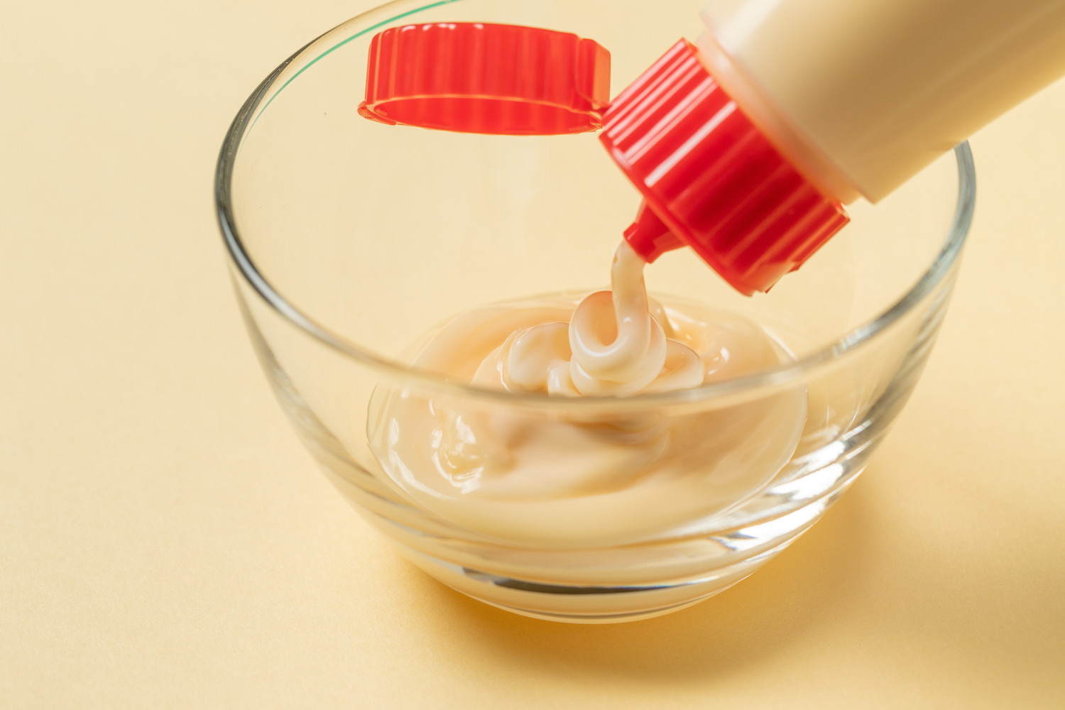 マヨネーズをガラスの器に出している光景