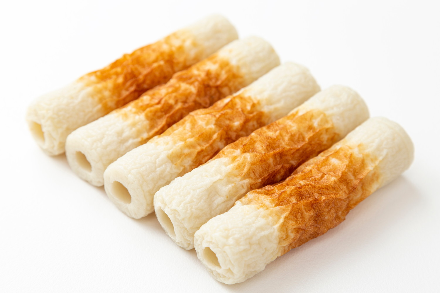 一列に並べられた5本のちくわ