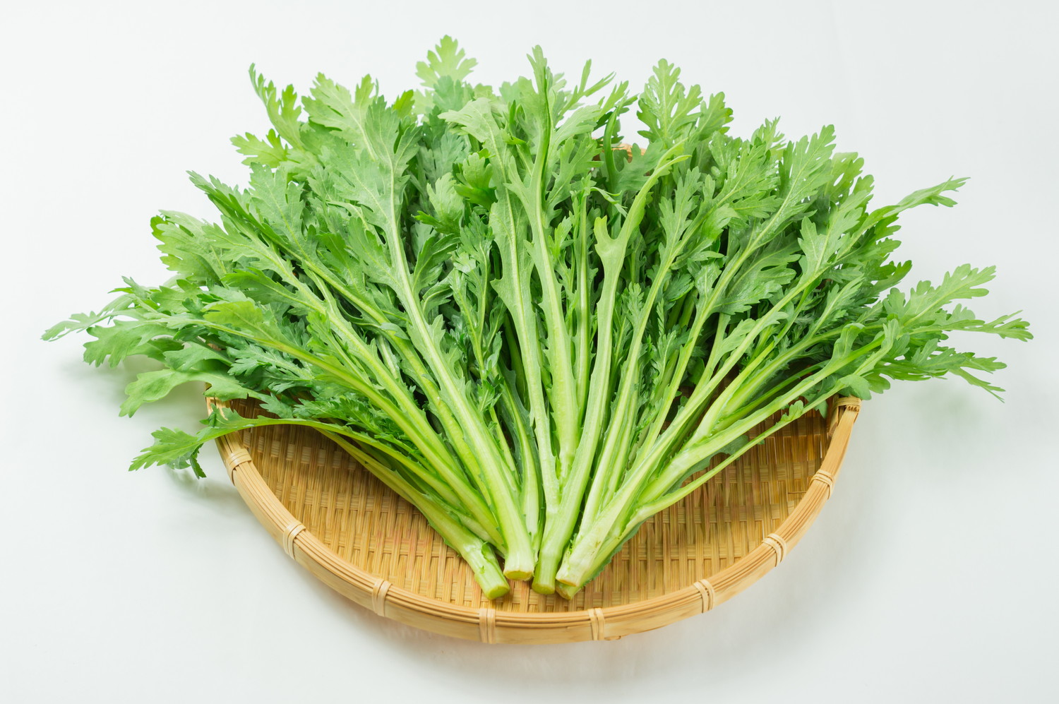 ざるの上にのせられた春菊