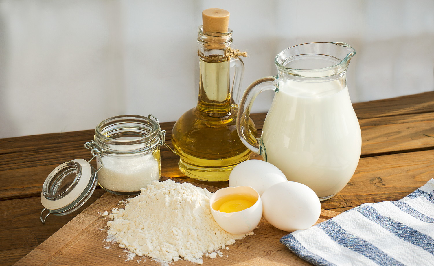 カステラに使われる材料が並んでいる光景