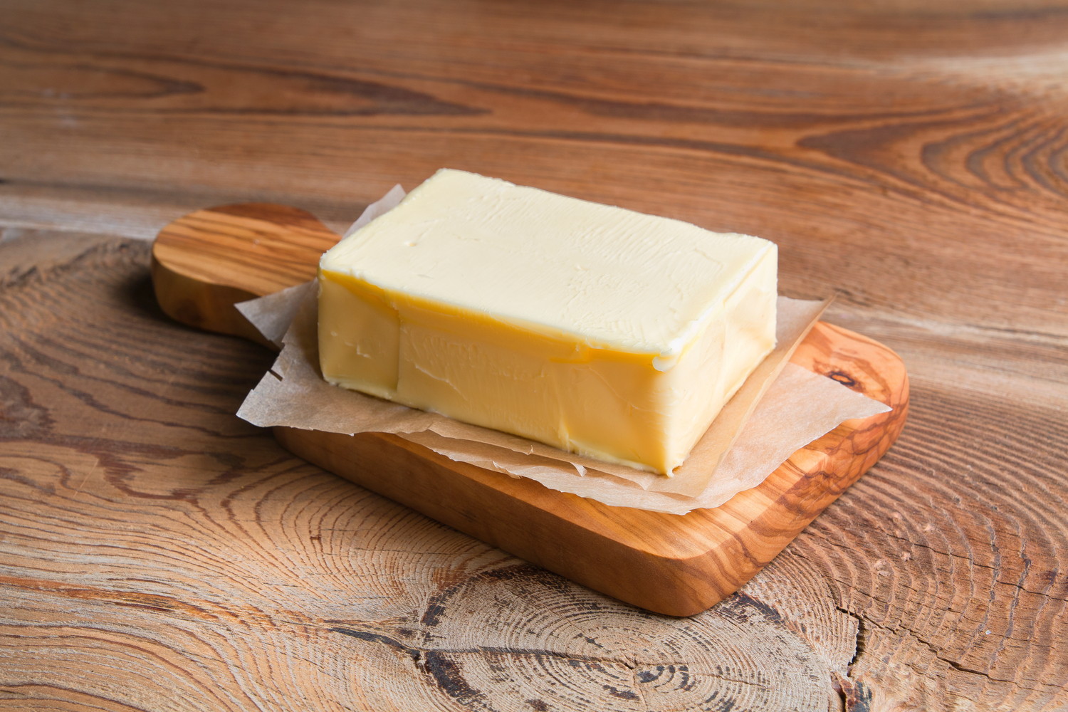 木のボードの上に置かれたバターの塊