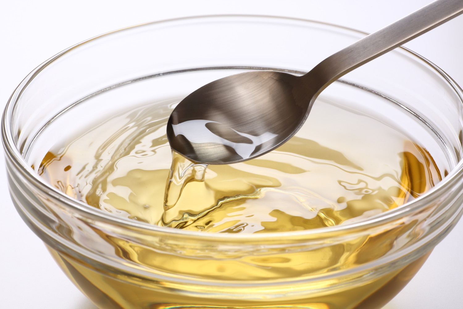 酢をスプーンでかき混ぜている様子