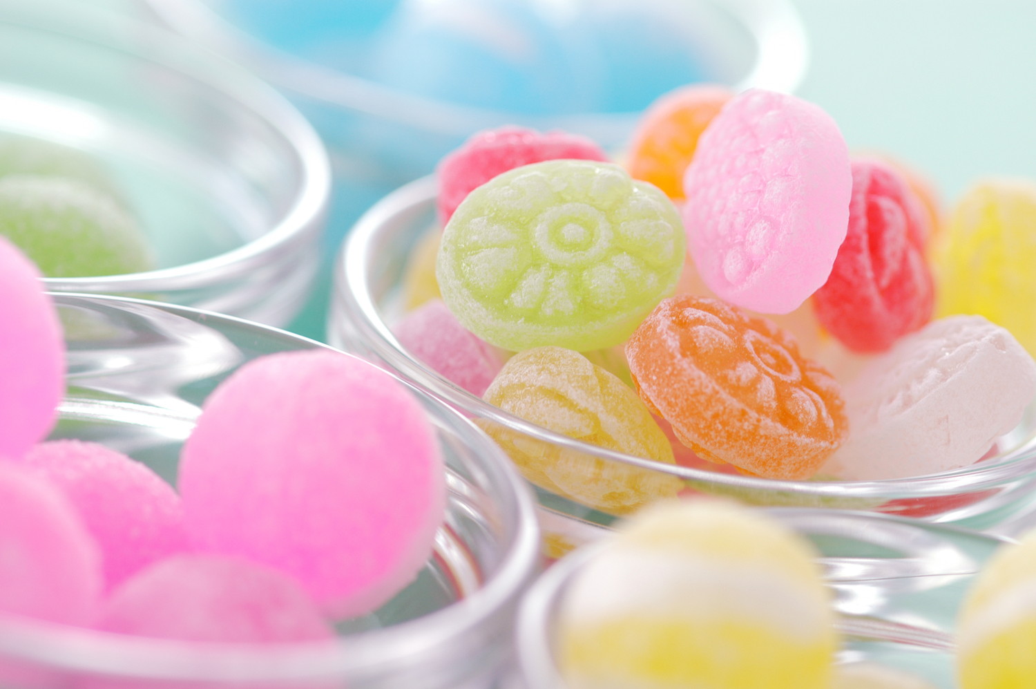 瓶に入った色とりどりの飴