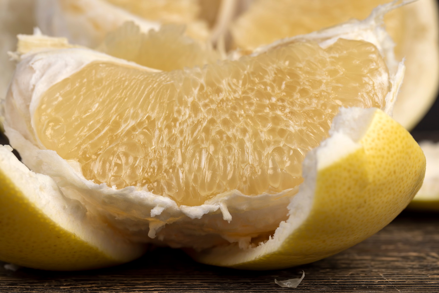 皮をむいたグレープフルーツの果肉のアップ