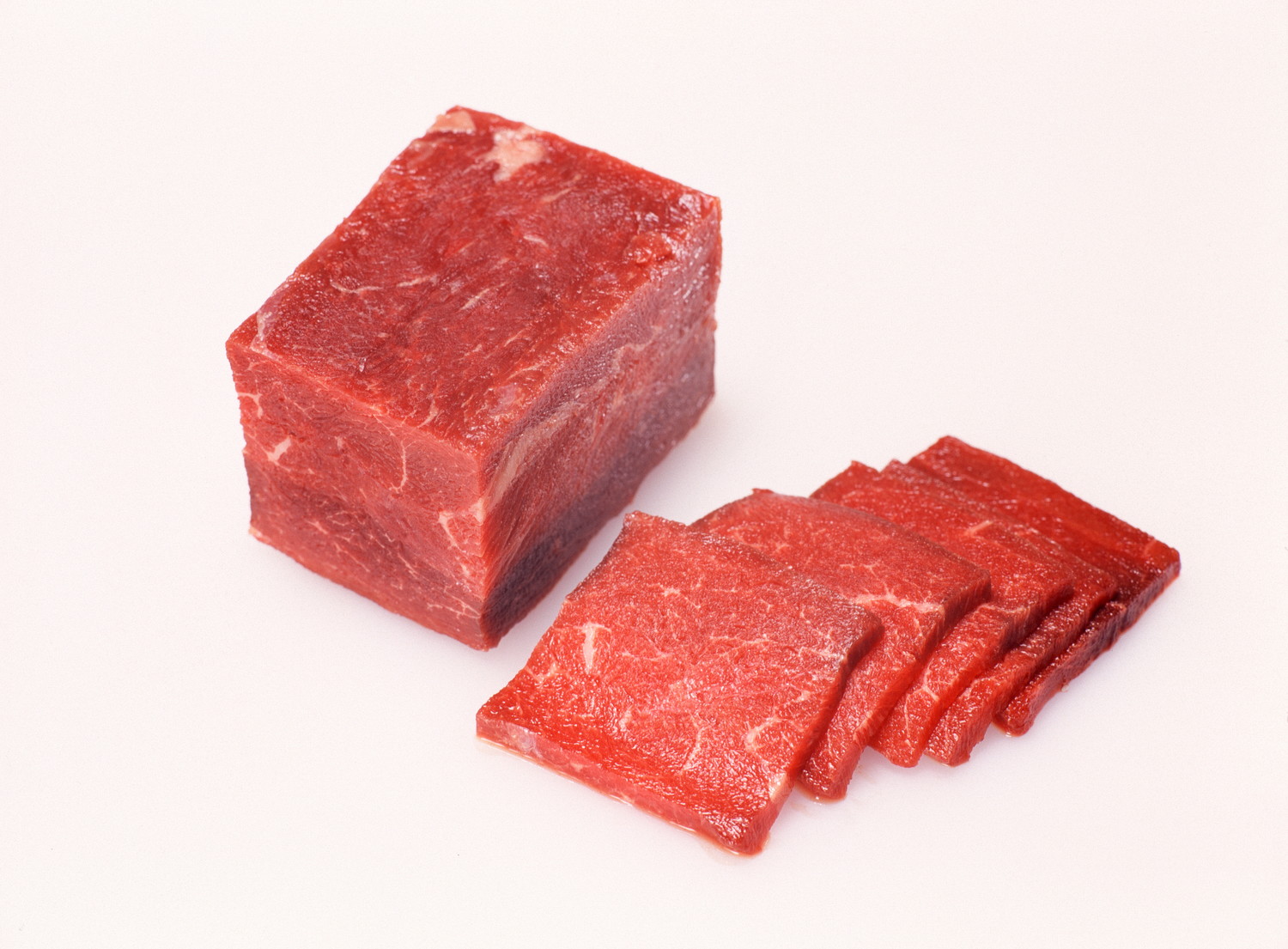 薄くカットされた生の馬肉