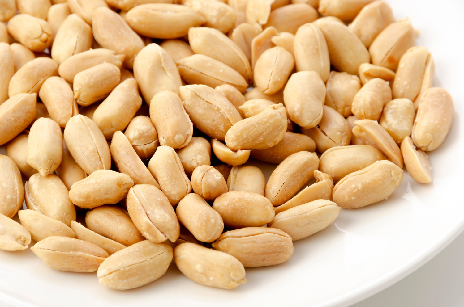 お皿の上にのせられたおつまみ用のバターピーナッツ