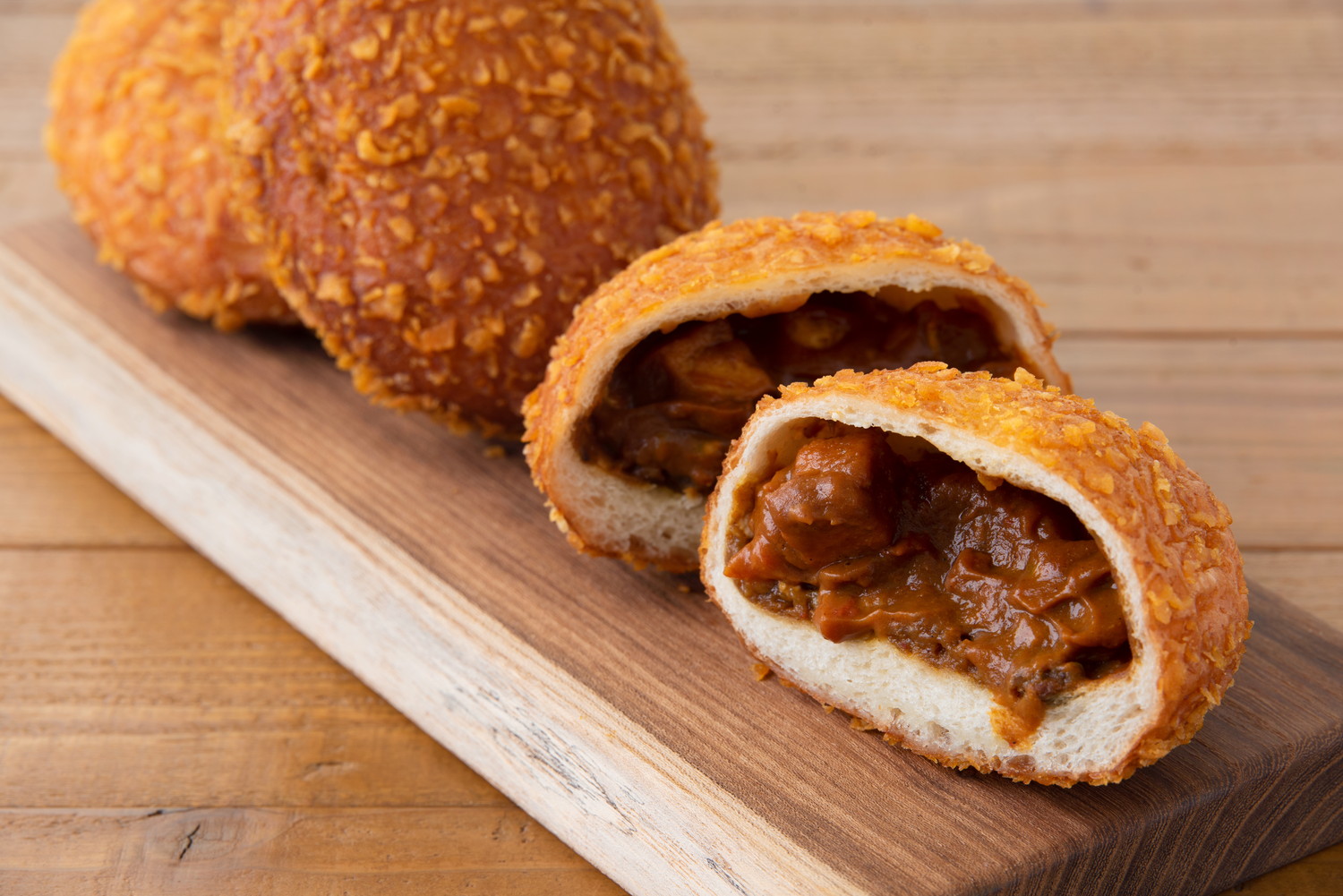 カットされて断面が見えているカレーパン