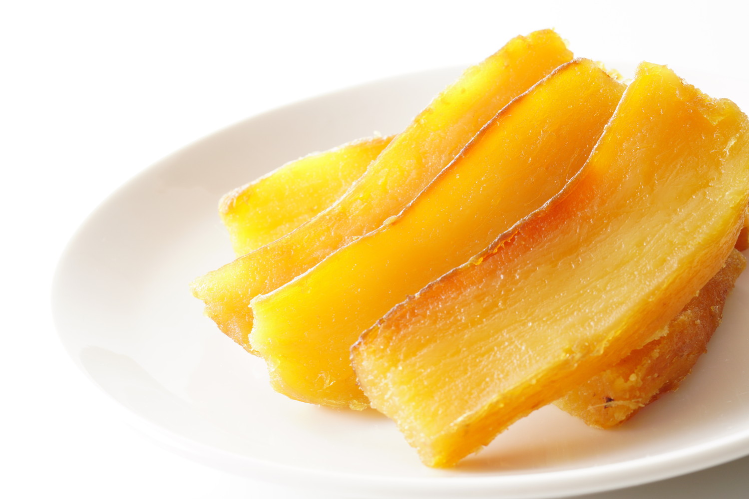 白いお皿にのった干し芋のアップ