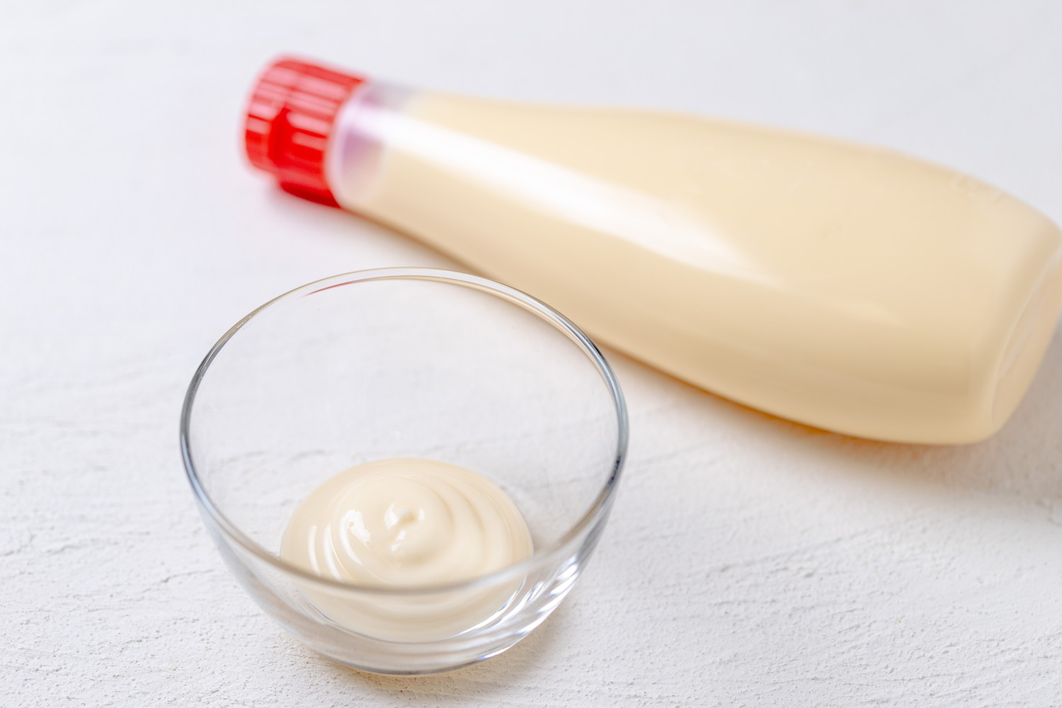 マヨネーズのボトルと小皿に入れられたマヨネーズ
