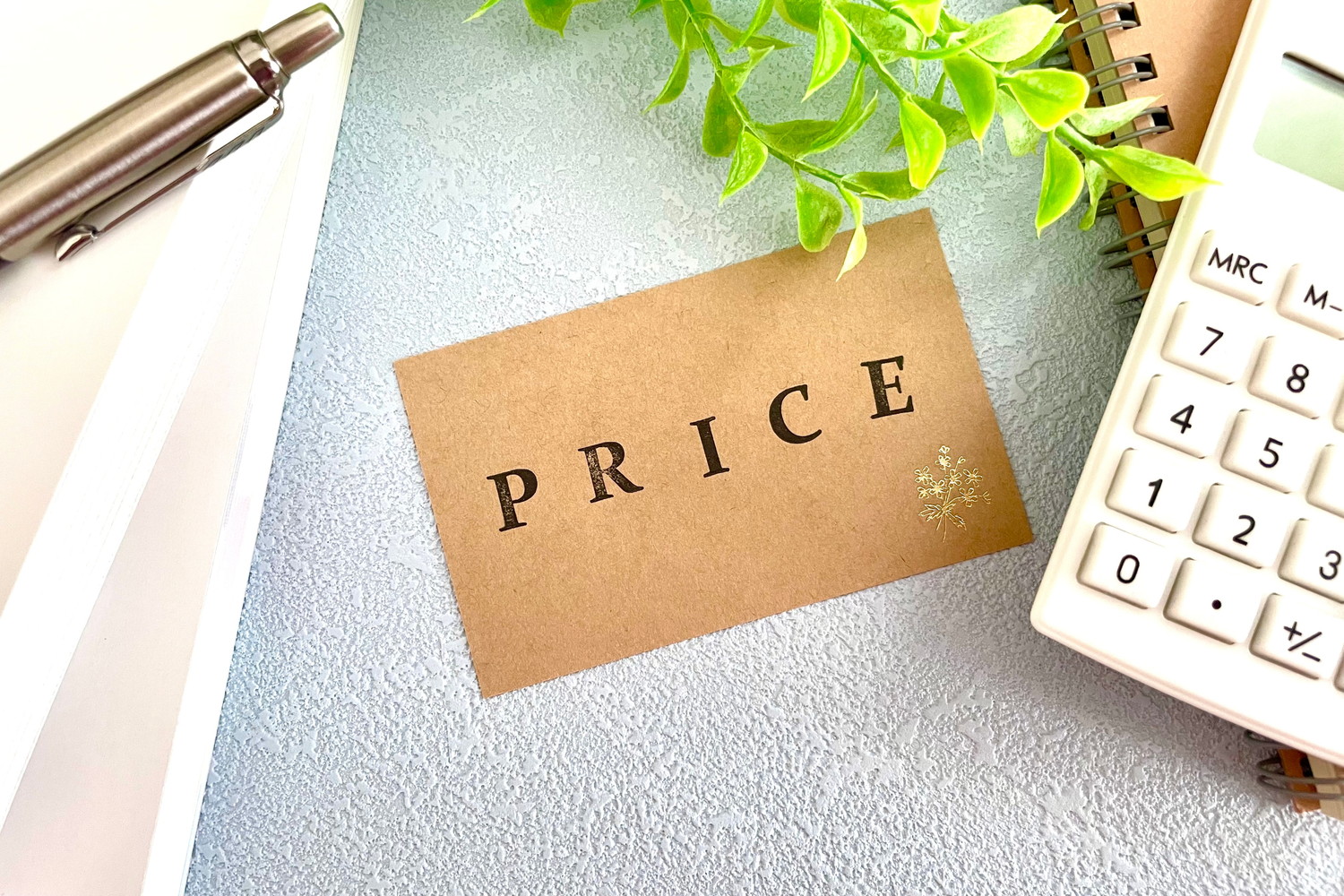 価格と書かれたカードと電卓