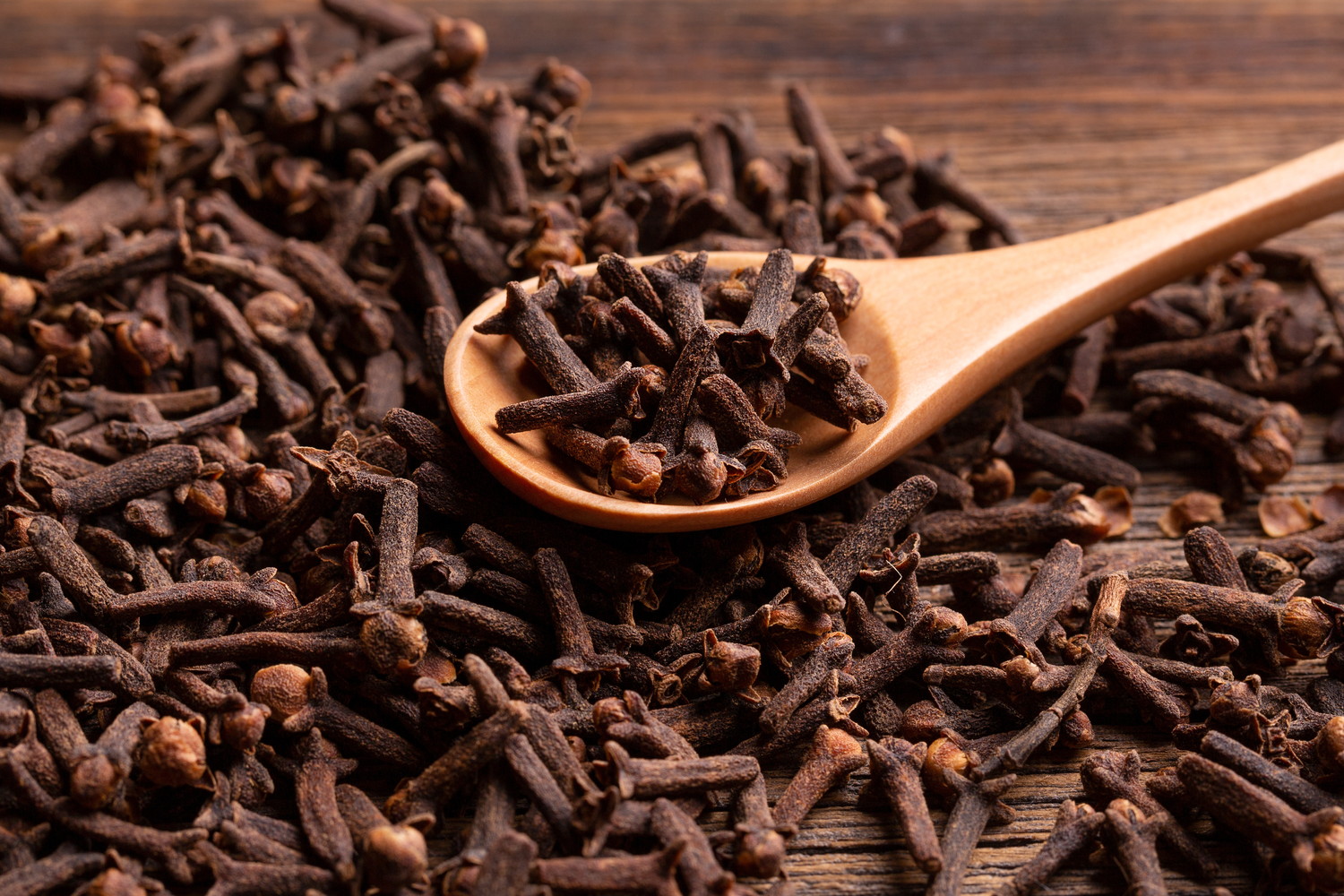 スプーンでクローブをすくっている光景