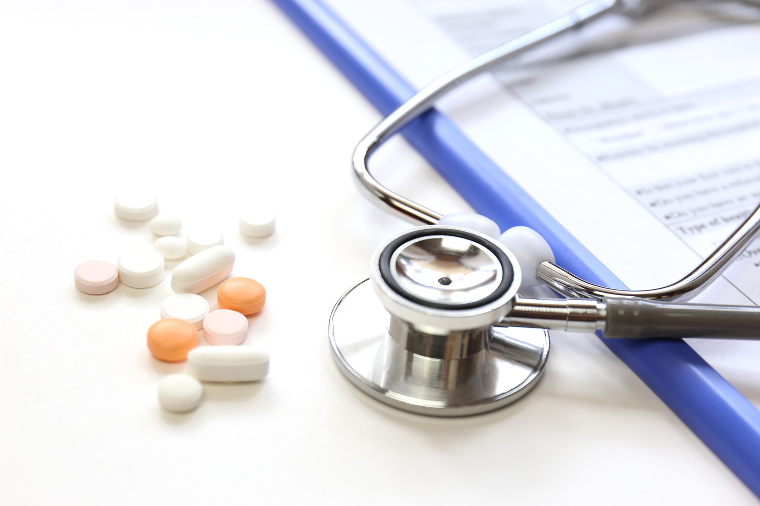 カルテと聴診器と錠剤