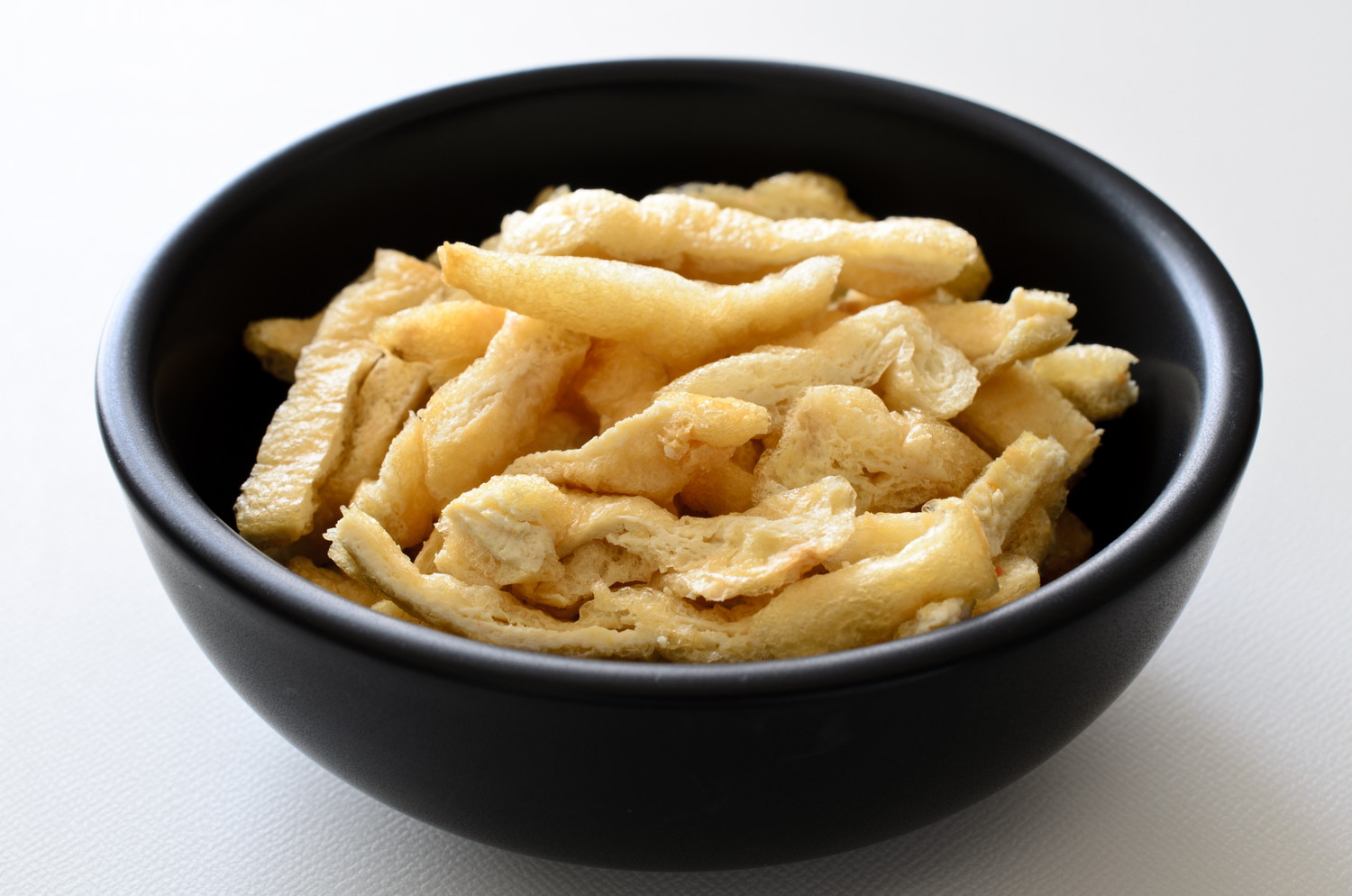 器に盛られた刻んだ油揚げ