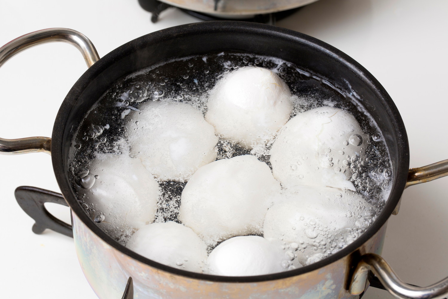 鍋で卵を茹でている様子