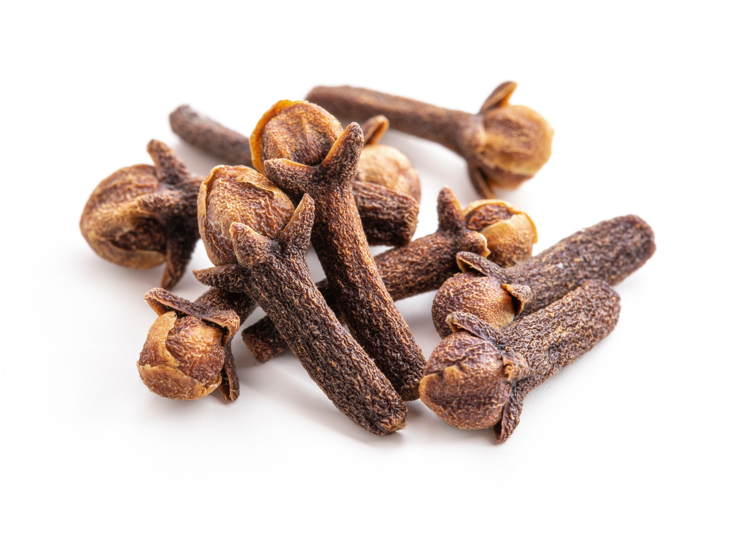 少量だけ置かれたホールクローブのアップ