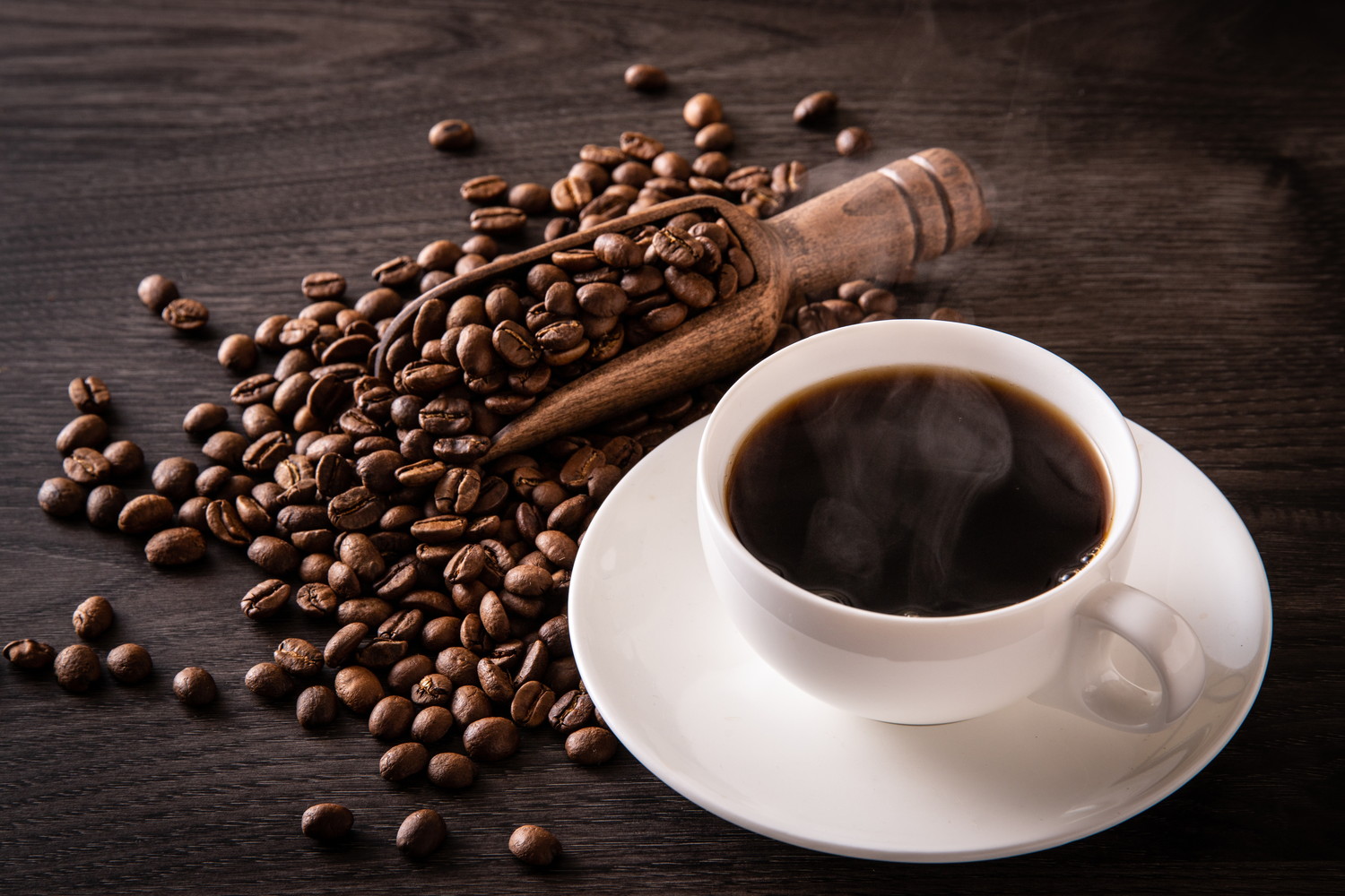 カップに入ったコーヒーとコーヒー豆