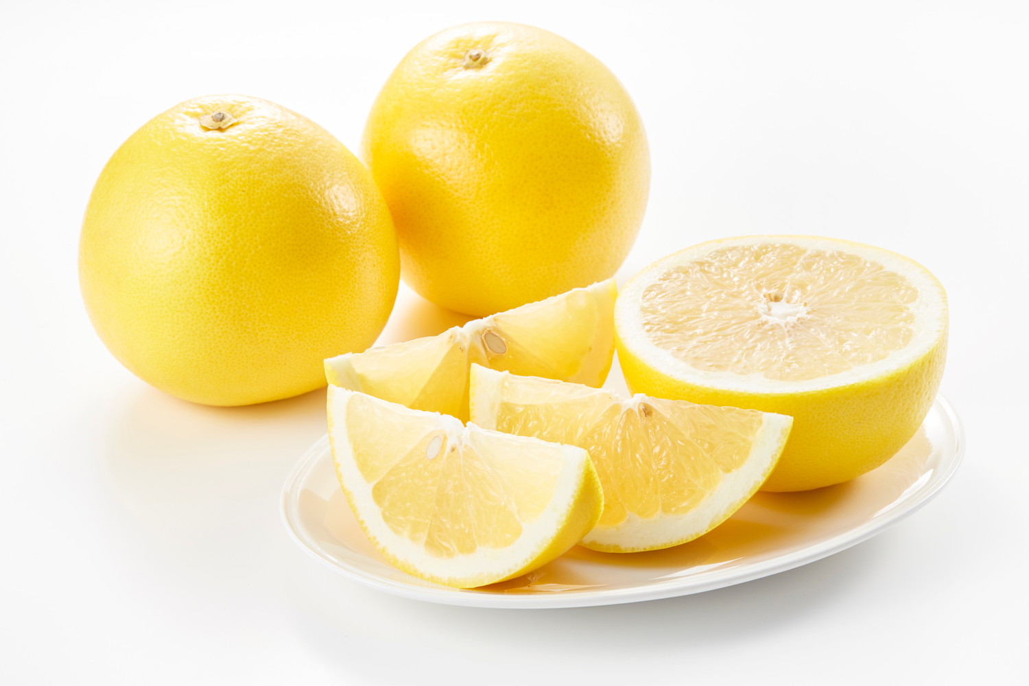 お皿にのせられたカット済みのグレープフルーツ