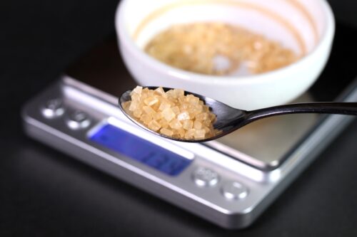 キッチンスケールと砂糖