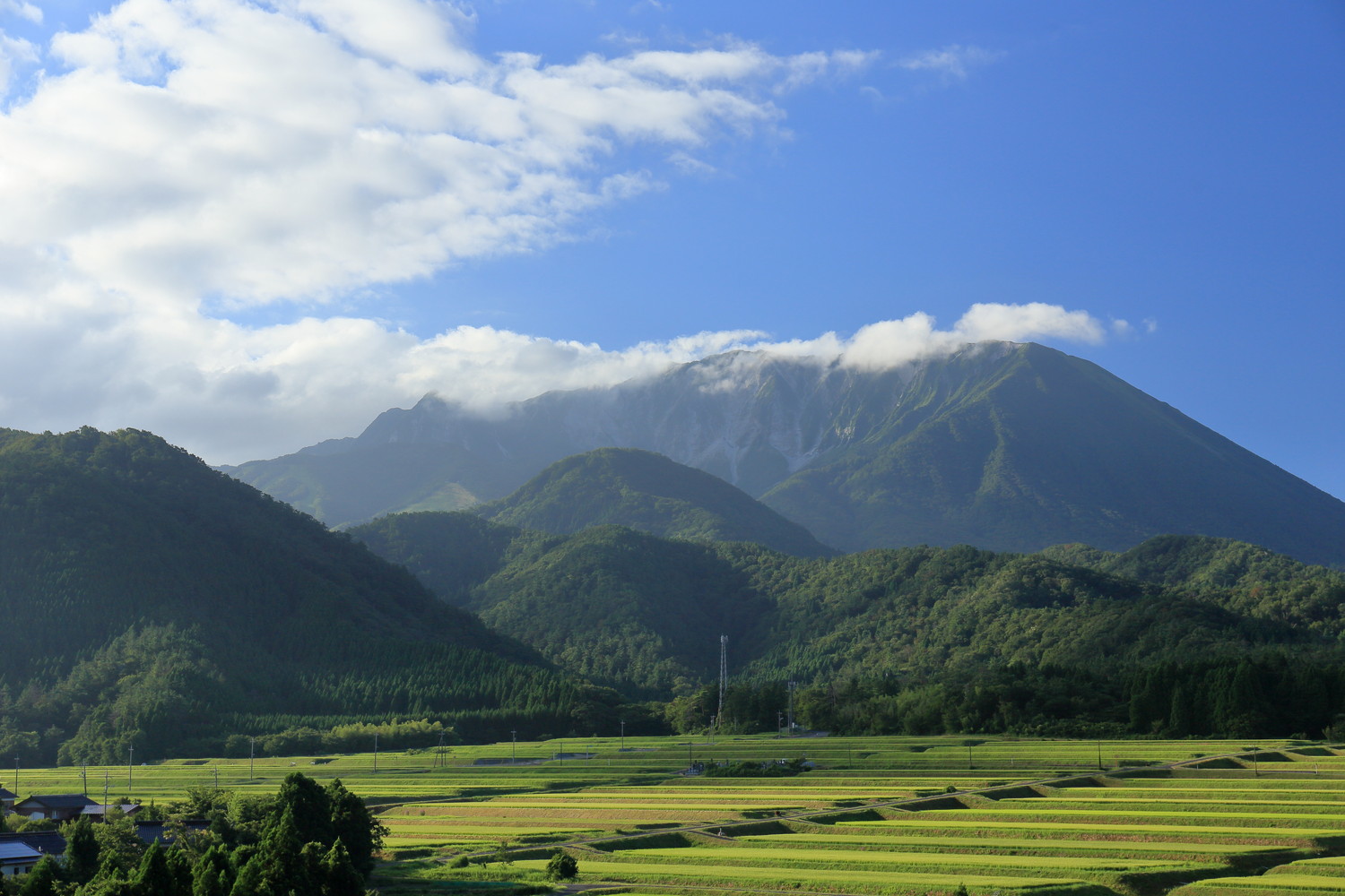 昼間の山陰の山のイメージ