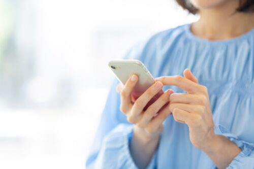 スマホで調べものをする女性