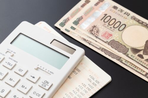 電卓とお金と通帳