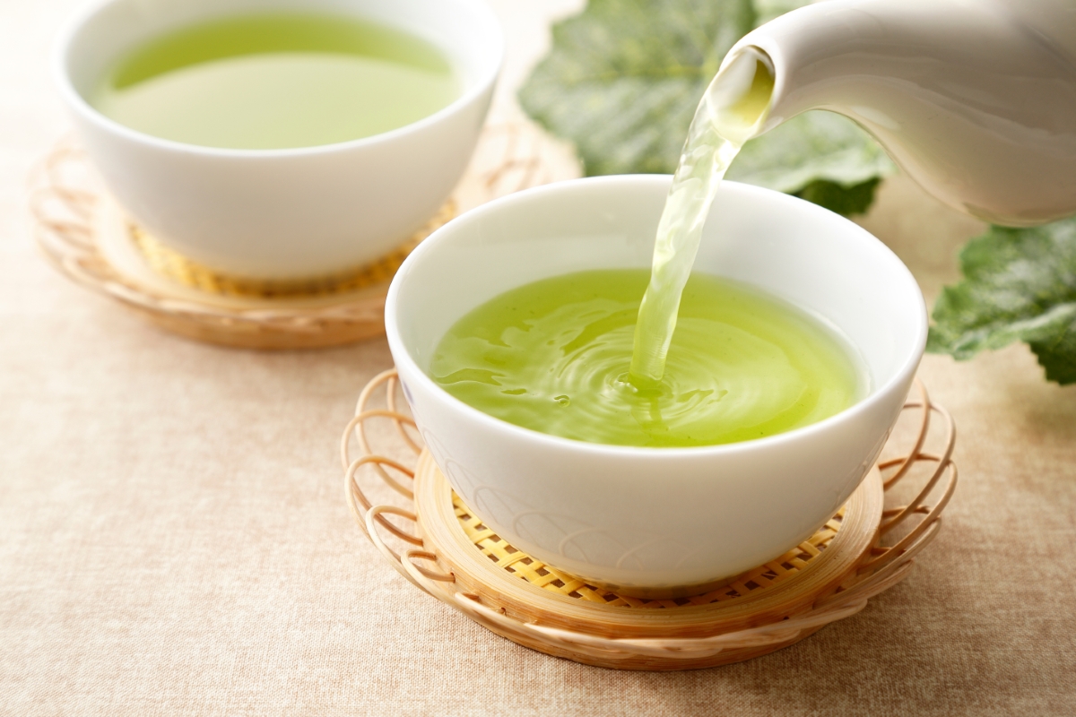 注がれる緑茶