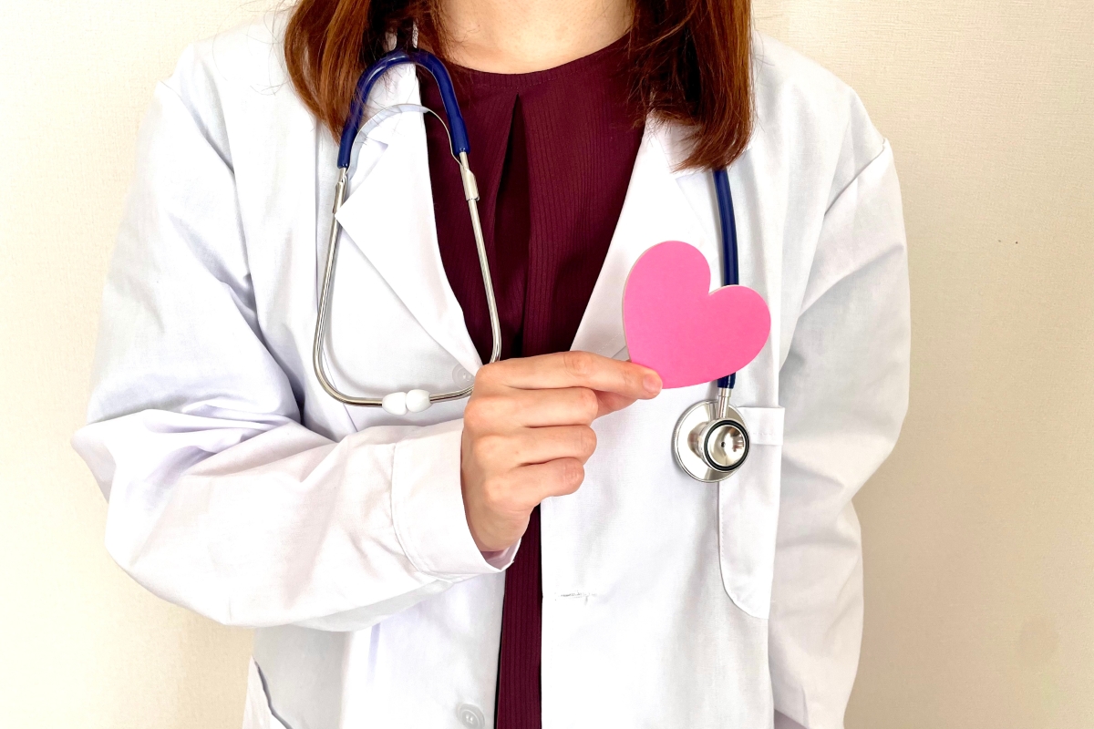 ハートを持つ女性医師