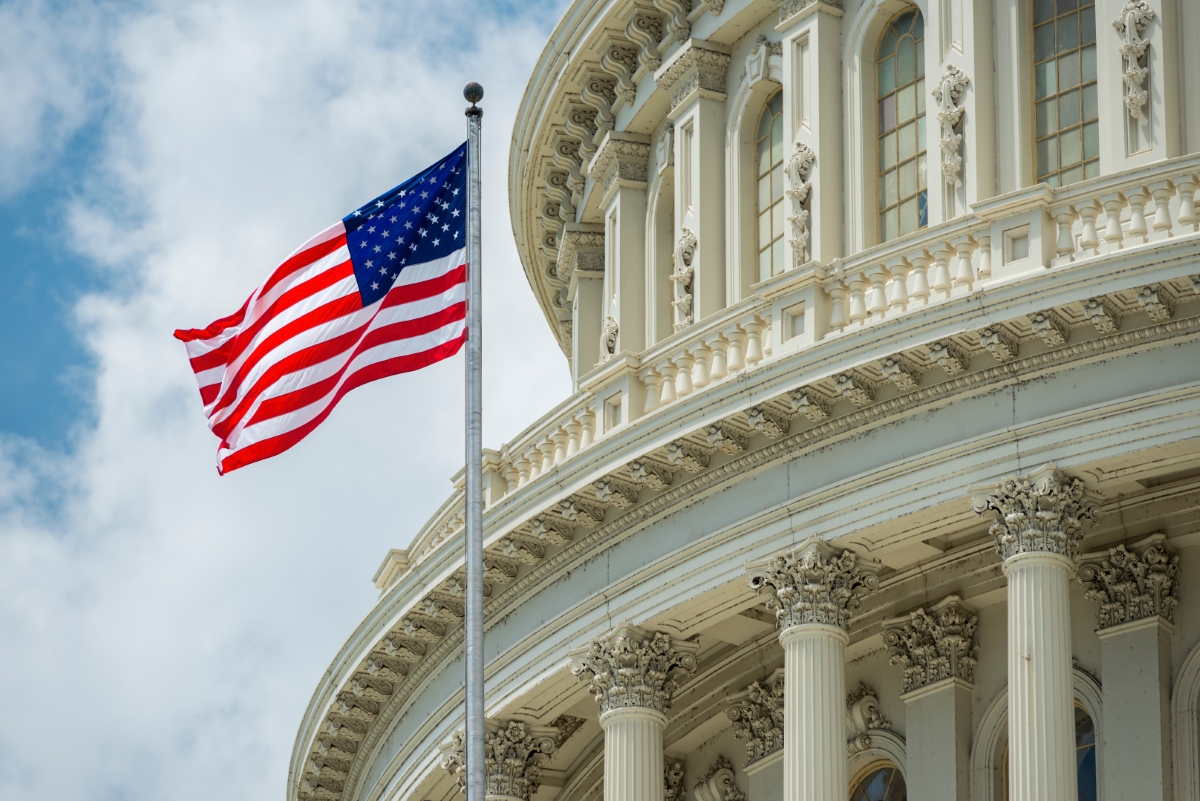 ワシントンD.C.の国会議事堂とアメリカ国旗