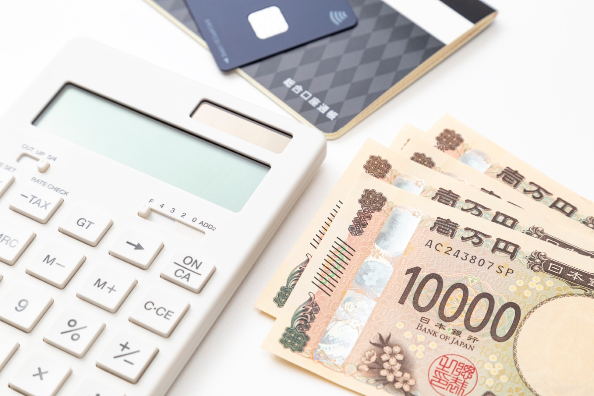 電卓と預金通帳とお札