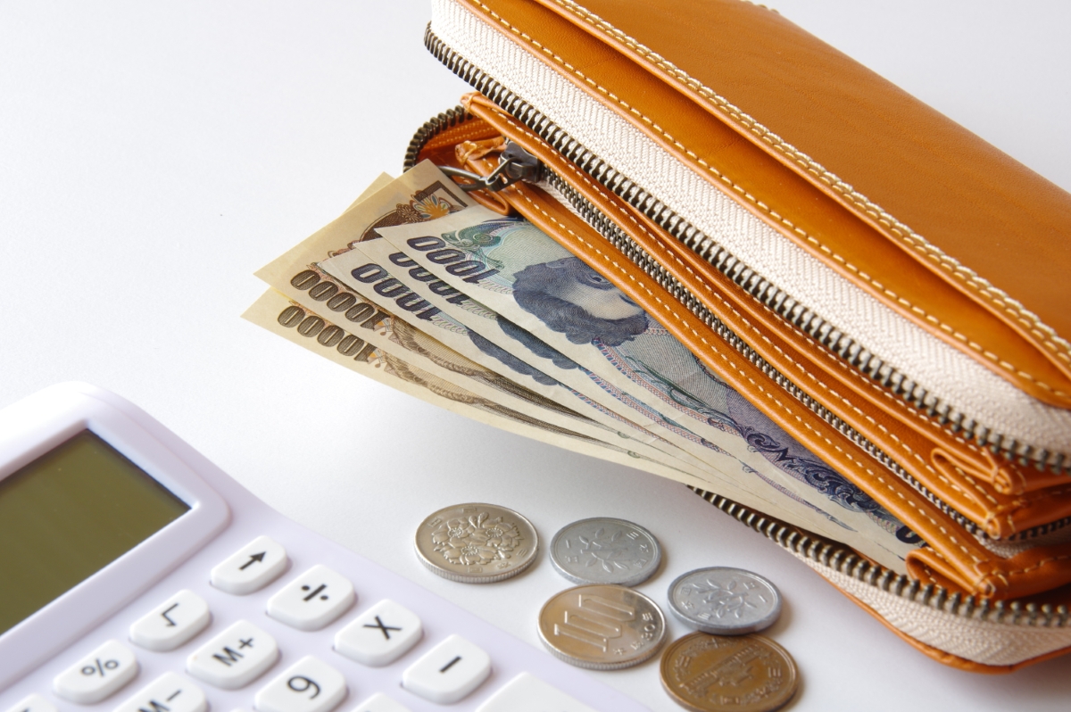 電卓と財布とお金
